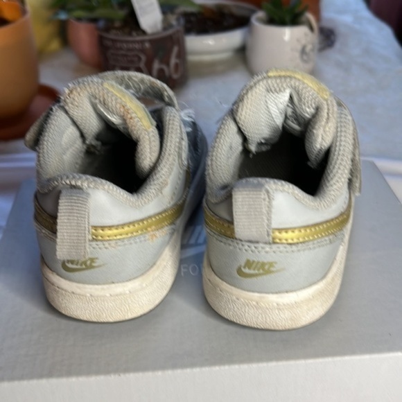 HP 🔥Nike Court Borough‎ Low 2’s: Sleek Style in Light Smoke Grey &Metallic Gold - Picture 4 of 9